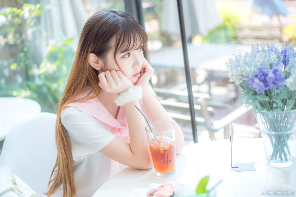 姐妹俩依言进来，大乔担忧的看了小乔一眼，连忙向吕布道：“夫君，妹妹她只是……毕竟当年也算相识一场，并不是……”